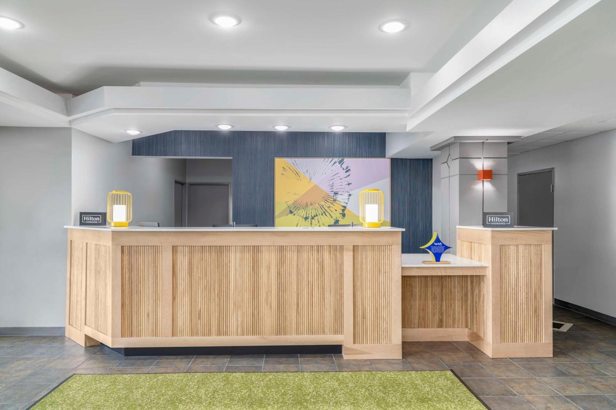 Spark By Hilton Lansing Zewnętrze zdjęcie
