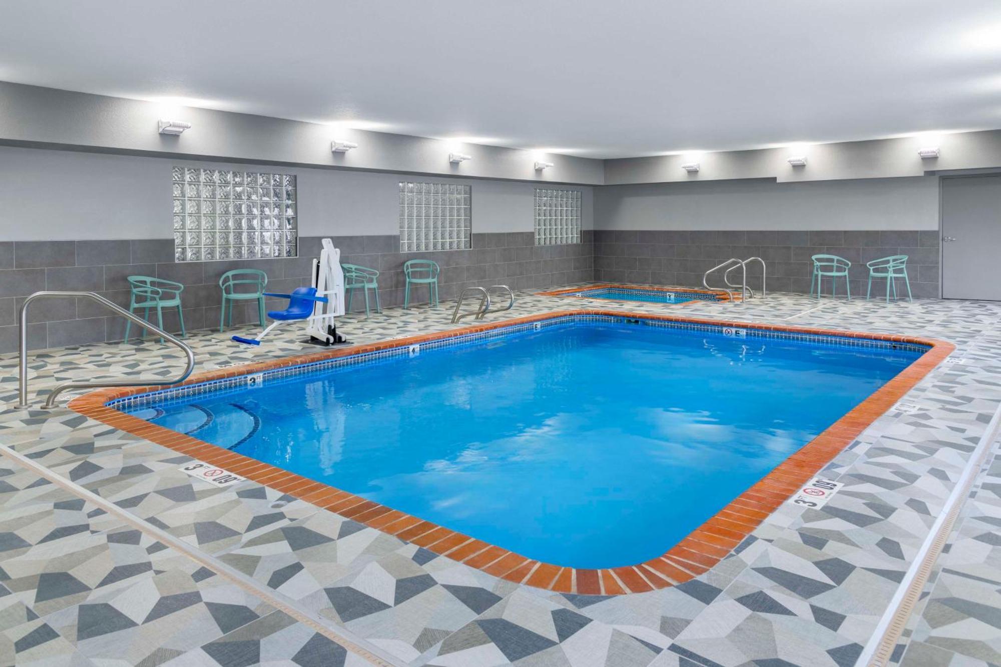 Spark By Hilton Lansing Zewnętrze zdjęcie