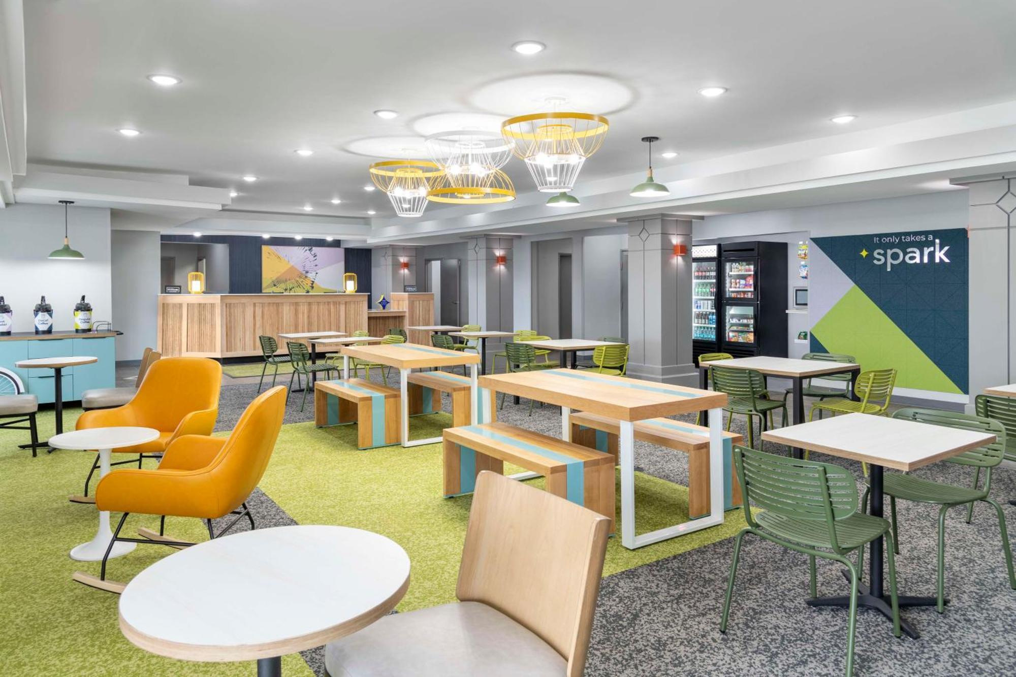 Spark By Hilton Lansing Zewnętrze zdjęcie